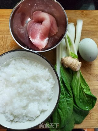 皮蛋瘦肉菜粥的做法步骤：1