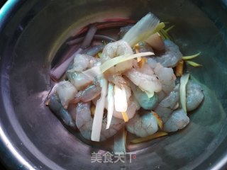 香酥虾仁：酸甜香酥，小朋友的喜爱！的做法步骤：1