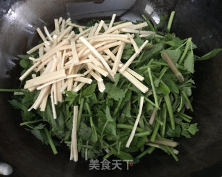 野水芹炒百叶的做法步骤：6
