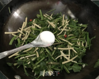 野水芹炒百叶的做法步骤：7