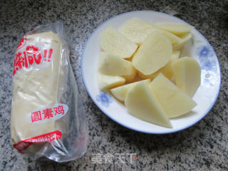 圆素鸡烧洋芋艿的做法步骤：1