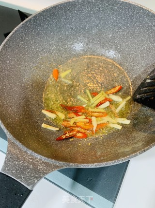 白菜根炒肉的做法步骤：2