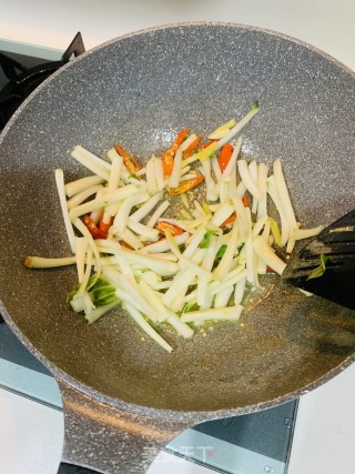 白菜根炒肉的做法步骤：3