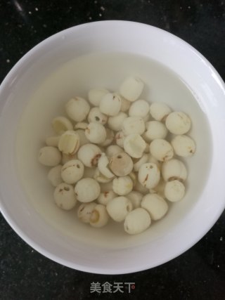 净心竹荪莲子排骨汤的做法步骤：1