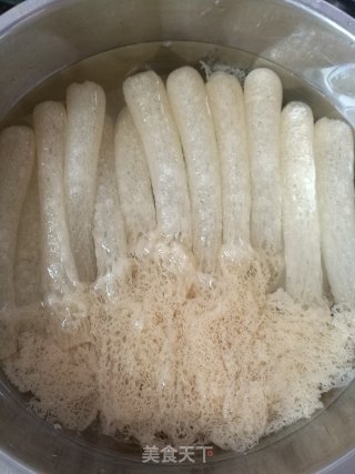 净心竹荪莲子排骨汤的做法步骤：2
