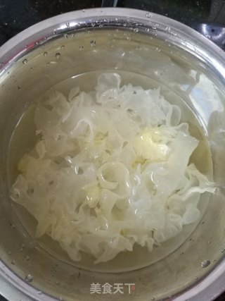 净心竹荪莲子排骨汤的做法步骤：3