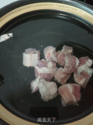 净心竹荪莲子排骨汤的做法步骤：4