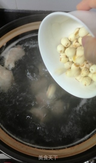 净心竹荪莲子排骨汤的做法步骤：5