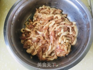 鱼香肉丝的做法步骤：1