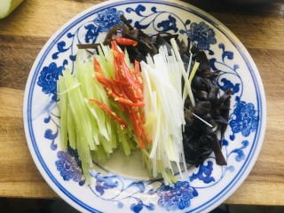 鱼香肉丝的做法步骤：2