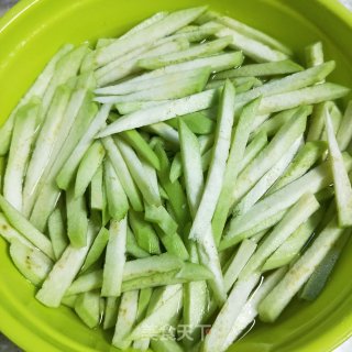 虾米炒青茄的做法步骤：2