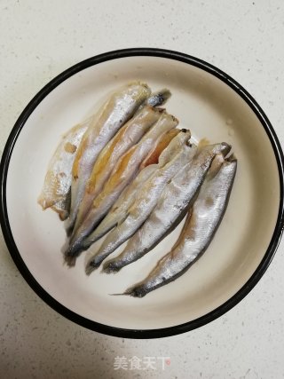 油炸加拿大多春鱼-椒盐味的做法步骤：1
