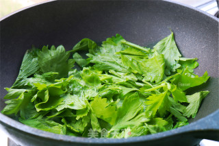 芹菜叶炒鸡蛋的做法步骤：2
