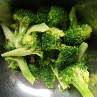 西兰花胡萝卜拌木耳的做法步骤：1