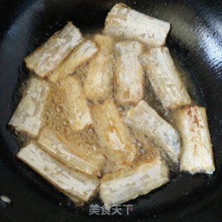 糖醋带鱼的做法步骤：2