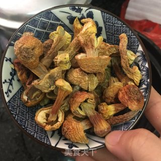 姬松茸干贝扇骨汤的做法步骤：1