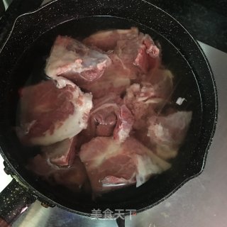 姬松茸干贝扇骨汤的做法步骤：2