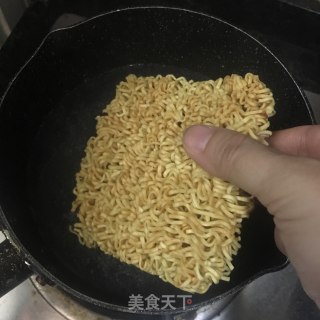 姬松茸扇骨汤面的做法步骤：4
