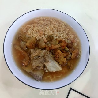 姬松茸扇骨汤面的做法步骤：8