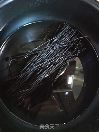 莴笋拌蕨根粉的做法步骤：1