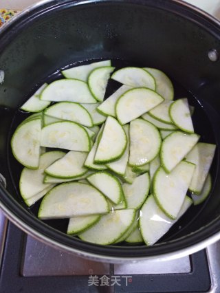 鸡蛋磷虾炒西葫芦的做法步骤：1