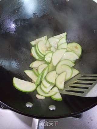 鸡蛋磷虾炒西葫芦的做法步骤：5