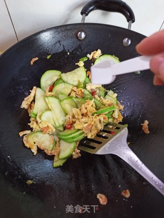 鸡蛋磷虾炒西葫芦的做法步骤：8