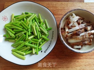 腊肉炒蒜苔的做法步骤：1