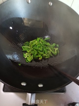鸡蛋磷虾炒辣椒的做法步骤：3