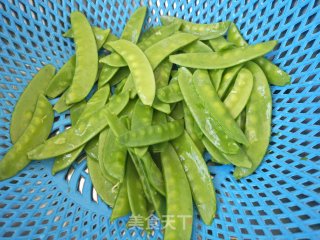 肉炒荷兰豆胡萝卜的做法步骤：2