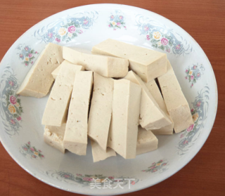 豆腐炒豆角胡萝卜的做法步骤：2