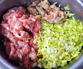 韭黄海鲜猪肉水饺的做法步骤：2