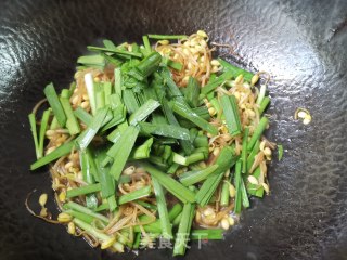 本真味道~黄豆芽炒韭菜的做法步骤：5
