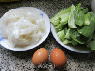小青菜鸡蛋炒河粉的做法步骤：1