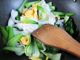 小青菜鸡蛋炒河粉的做法步骤：5