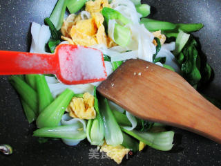 小青菜鸡蛋炒河粉的做法步骤：6