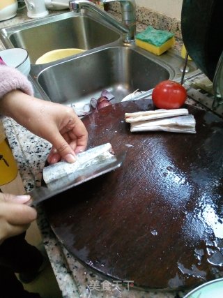 炸带鱼段的做法步骤：2