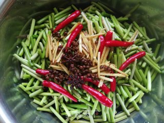 腌蒜苔的做法步骤：15