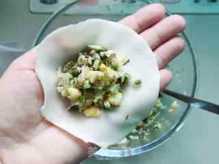 槐花鸡蛋煎饺的做法步骤：5
