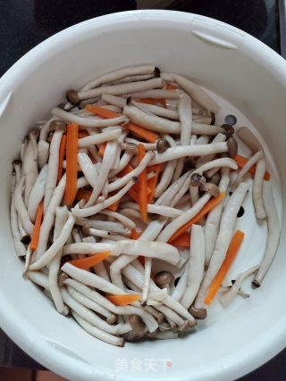 蚝油炒蟹味菇的做法步骤：2