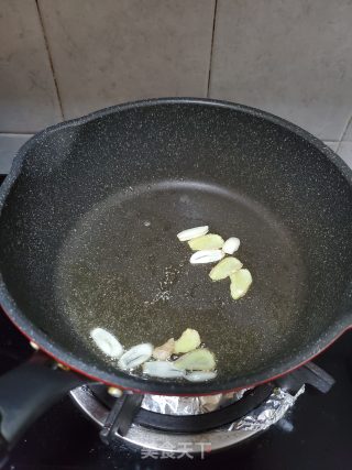 蚝油炒蟹味菇的做法步骤：4