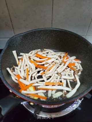 蚝油炒蟹味菇的做法步骤：5