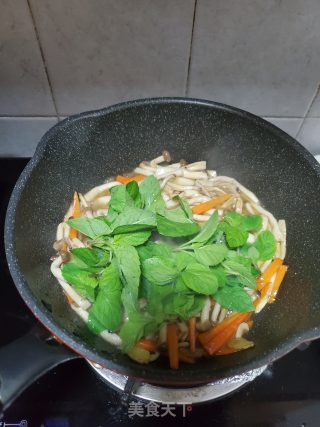 蚝油炒蟹味菇的做法步骤：7