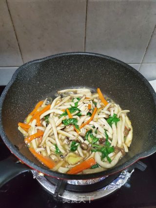 蚝油炒蟹味菇的做法步骤：8