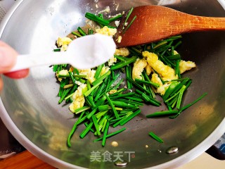鸡蛋炒蒜苗的做法步骤：7