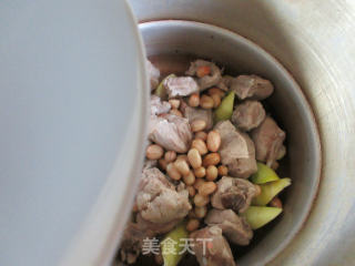 花生米排骨炖乌笋的做法步骤：5