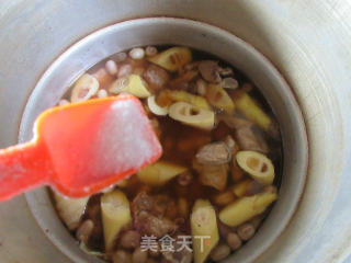 花生米排骨炖乌笋的做法步骤：10