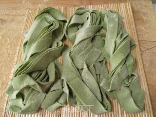 油泼菠菜面的做法步骤：4