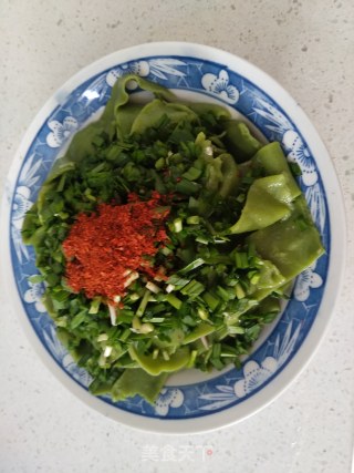 油泼菠菜面的做法步骤：8