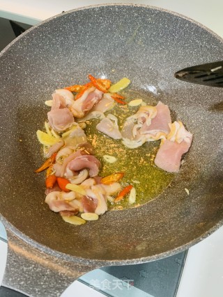 培根炒土豆片的做法步骤：2